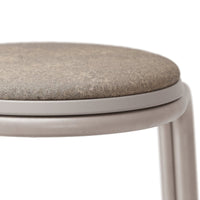 JON - Swing stool with a rounded base. Strackable. Warm gray